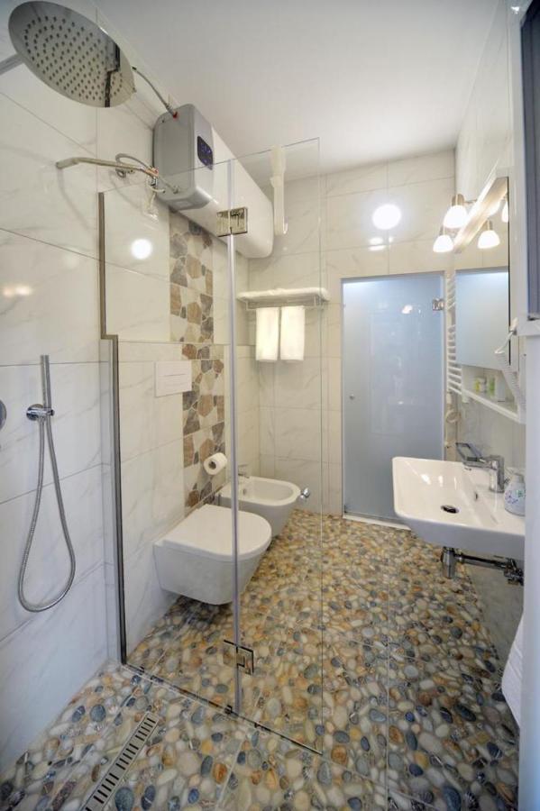 Konak Rooms L Skanderbeg Square ティラナ エクステリア 写真
